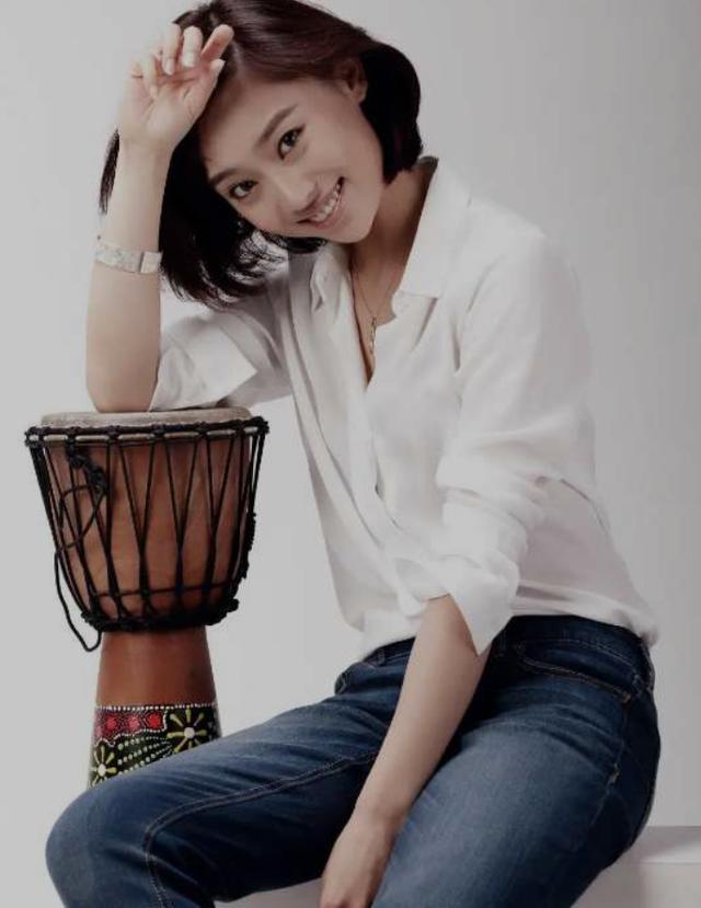 原创央视又出女神了李七月晒出旅游照穿大u领连衣裙尽显丰腴身段