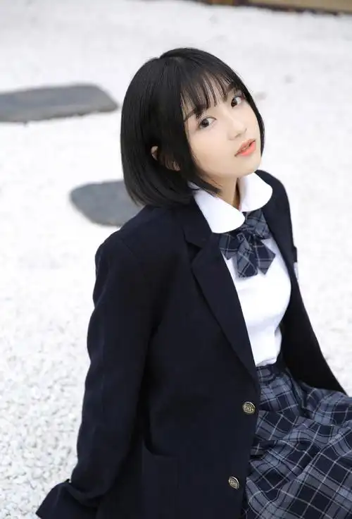 日系短发美女清纯养眼写真图片