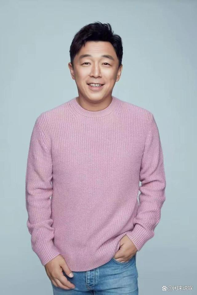 其实黄渤长得不算帅,看起来痞痞的,但情商高,有魅力!