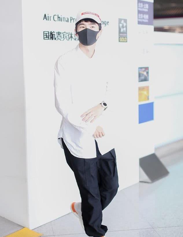 刘昊然的街拍,白衬衣和运动裤搭配在一起,简约少年感十足_高清图集