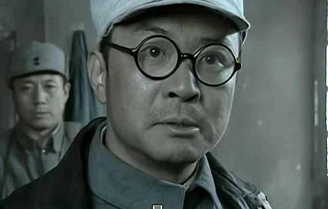 亮剑:李云龙多次被旅长打劫,为何都吃亏认怂?秘密在军衔上