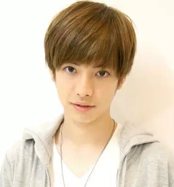 棕色最适合了,头顶最上层头发挑染成栗红色,相近的两种染发颜色融合在