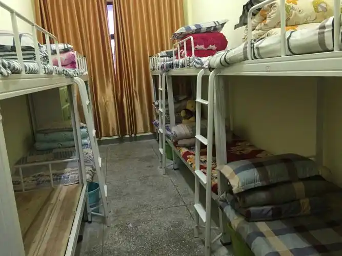 男生宿舍405七一班,有进步