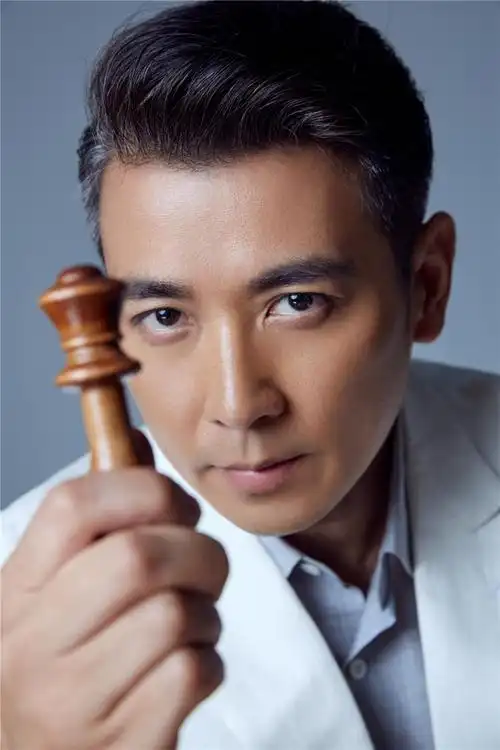 保剑锋棋盘博弈大片 眼神坚定显露王者之势