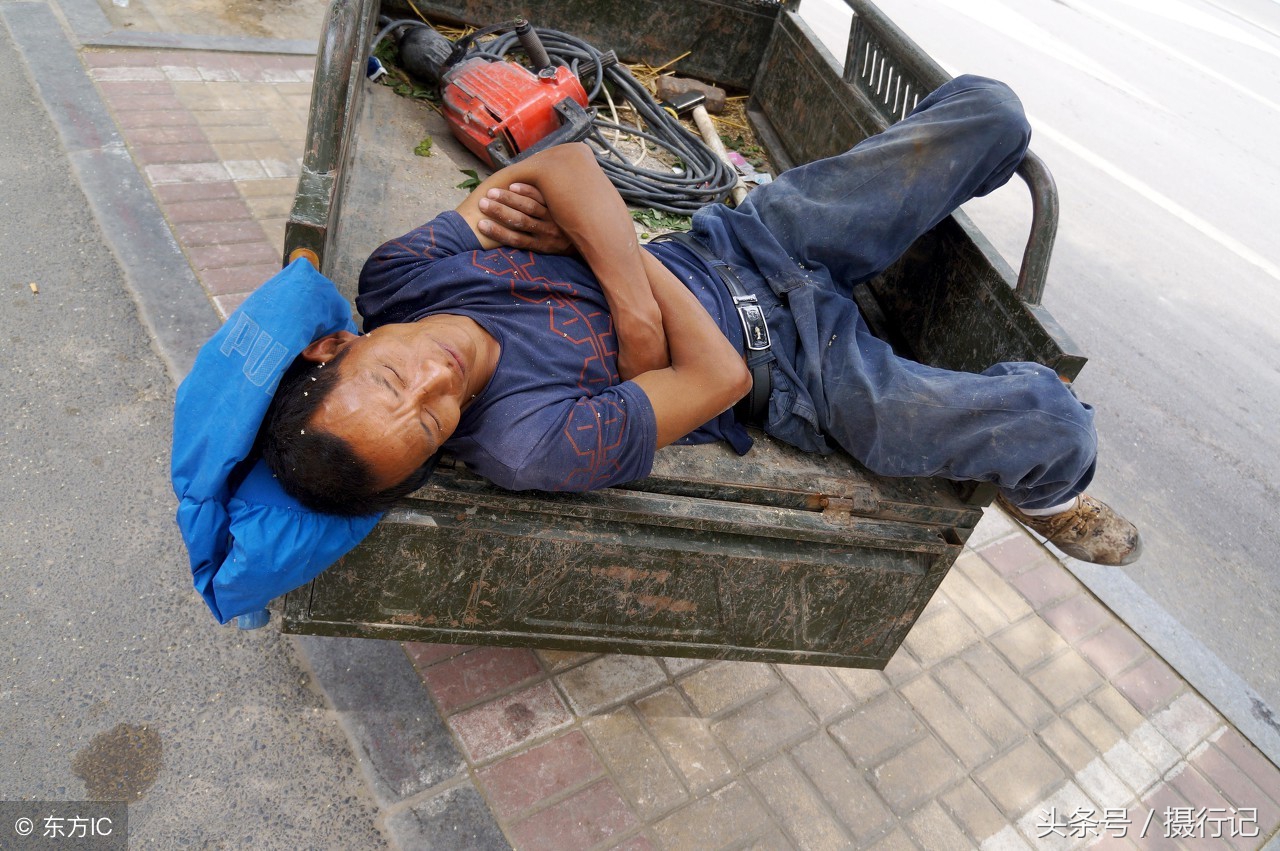 高温下午睡的农民工有的席地而睡有的高难度动作午睡真辛苦