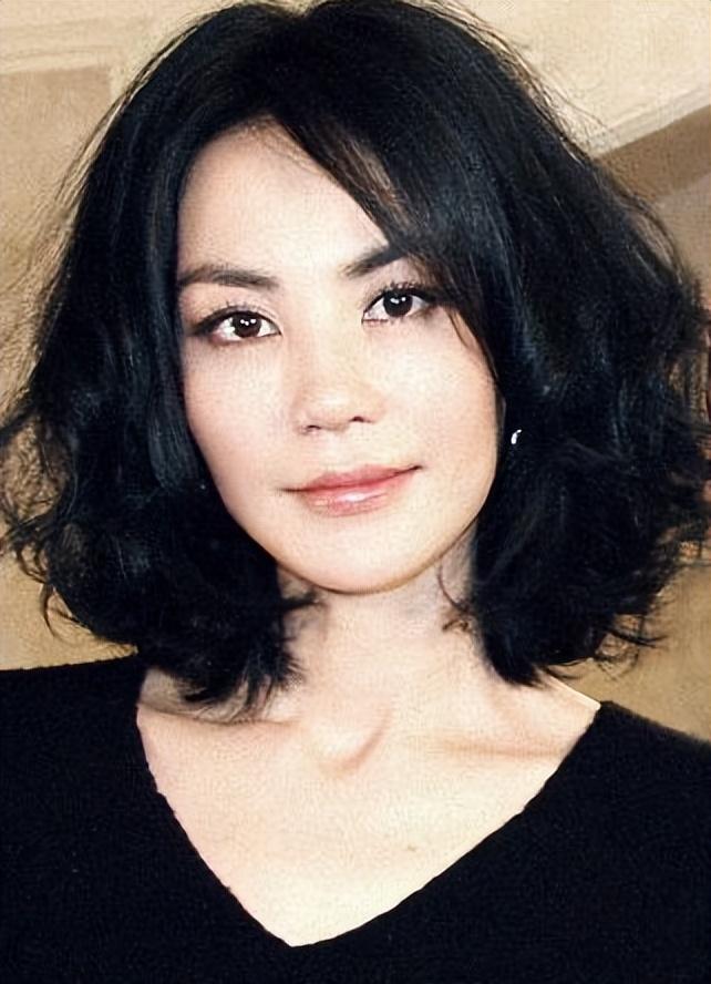 王菲陪李嫣做头发教朋友唱歌手按对方肚子超认真温馨又狼狈