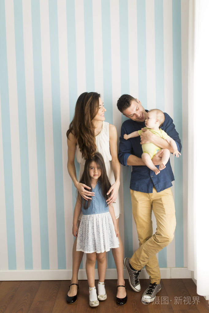 贤淑的年轻父母照片-正版商用图片1oyrgg-摄图新视界