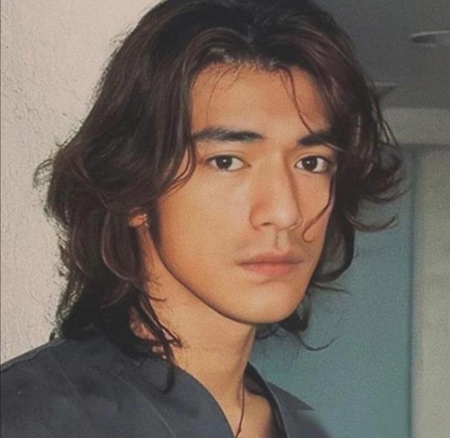 彭于晏帅气发型(长发造型洒脱不羁,男士留这些发型超帅) - 龙腾网