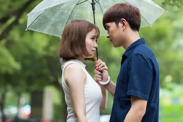 年轻男子安慰女友