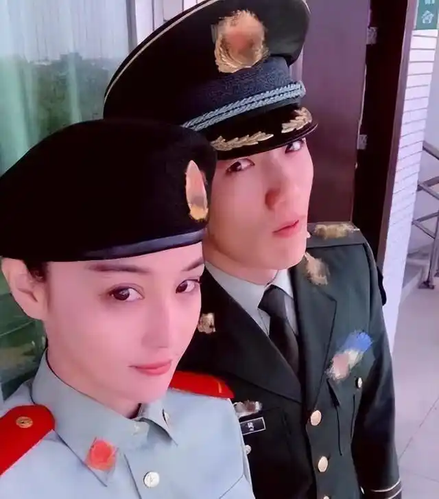 何捷想让张馨予出来唱首歌,可就在这时,姜潮突然笑了起来,大家都不