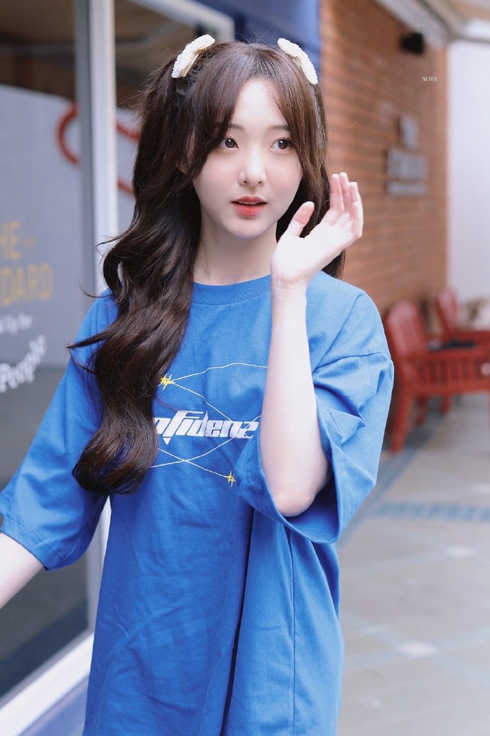 郑乃馨蓝色短袖卷发造型##郑乃馨卷发#郑乃馨上班