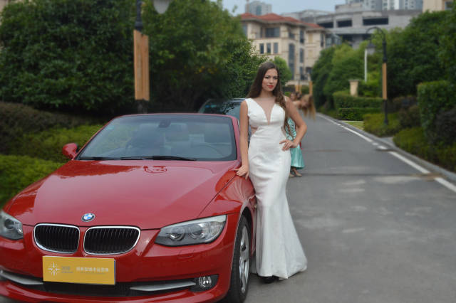 热气球的绚烂色彩承载着鸿坤的美好祝愿,香车美女怎能不刷爆眼球.
