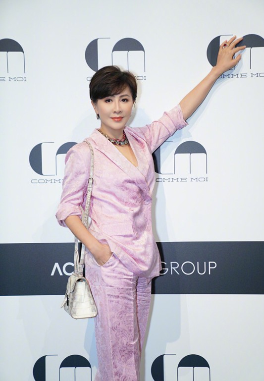 刘嘉玲越老越美!满眼皱纹难掩气场,提花西装配珠宝,太显贵气