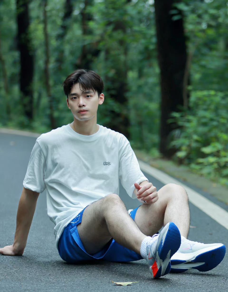 22岁的男大体育生,清爽不油腻[嘻嘻]#热点引擎计划# #帅哥# #体育生