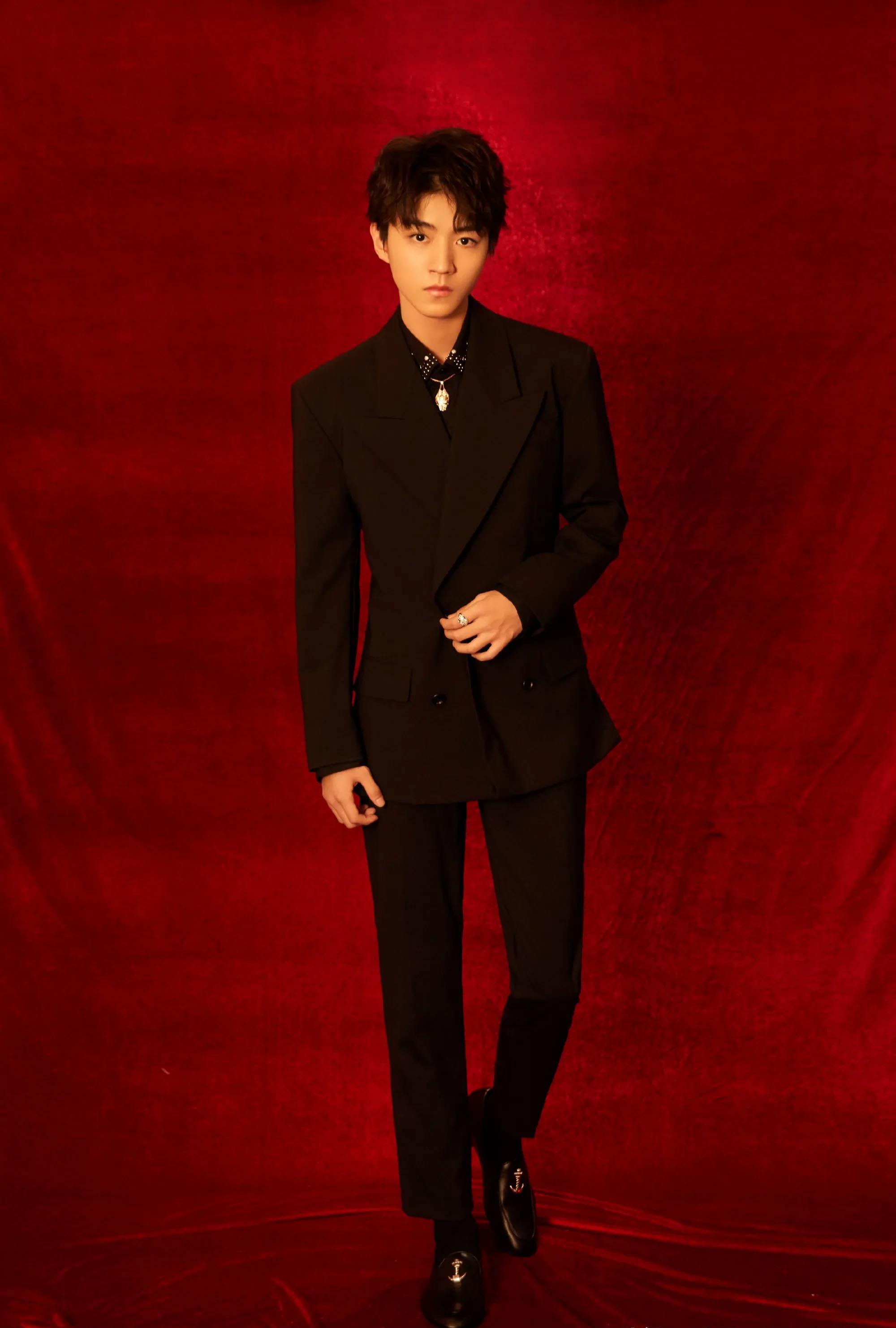 三十位国内男明星全黑系西装大赏～帅气又迷人,爱了爱了!