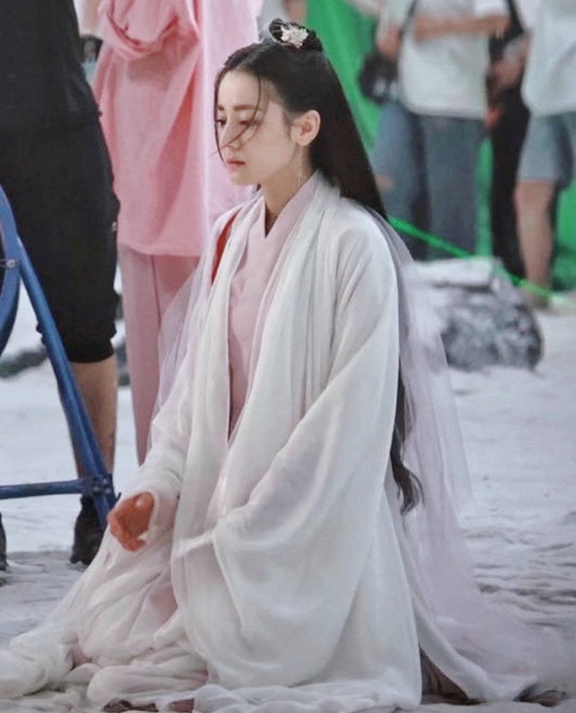 迪丽热巴古装扮相拍新戏仙气飘飘眼神有戏