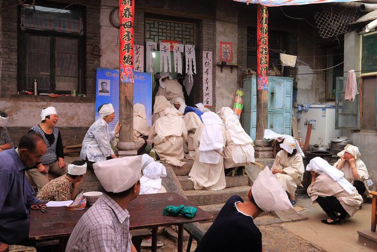 人死后为什么要盖脸穿寿衣守灵呢