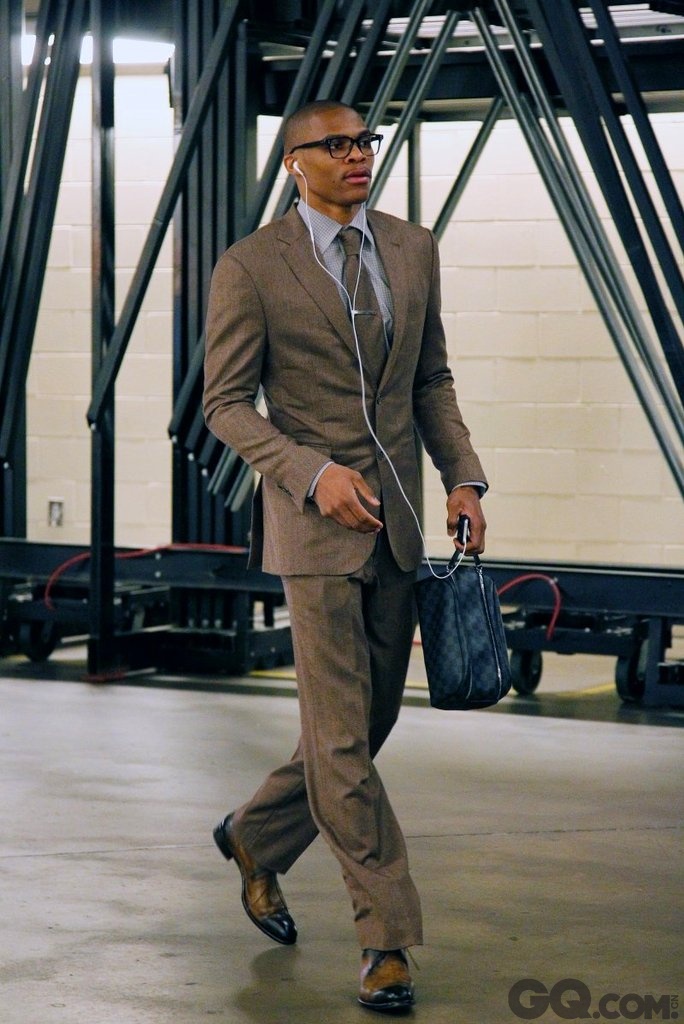 拉塞尔威斯布鲁克russell westbrook,咖啡色西服套装搭配渐变卡其色