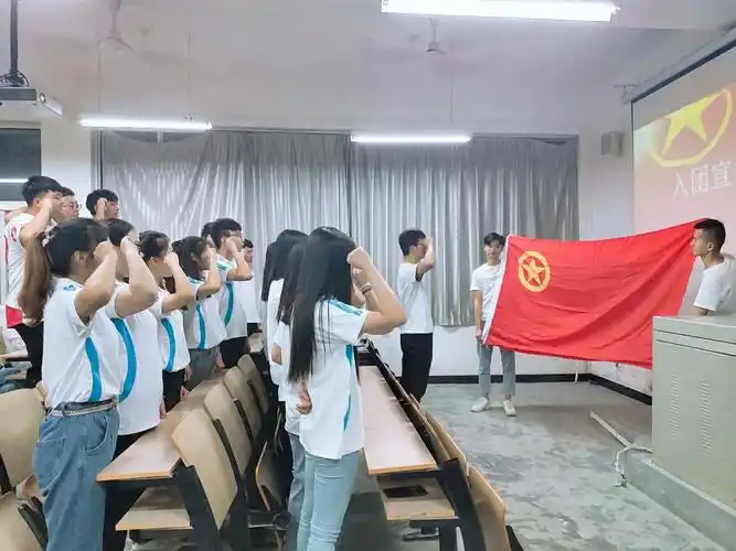 医学举行2019年新团员入团宣誓仪式