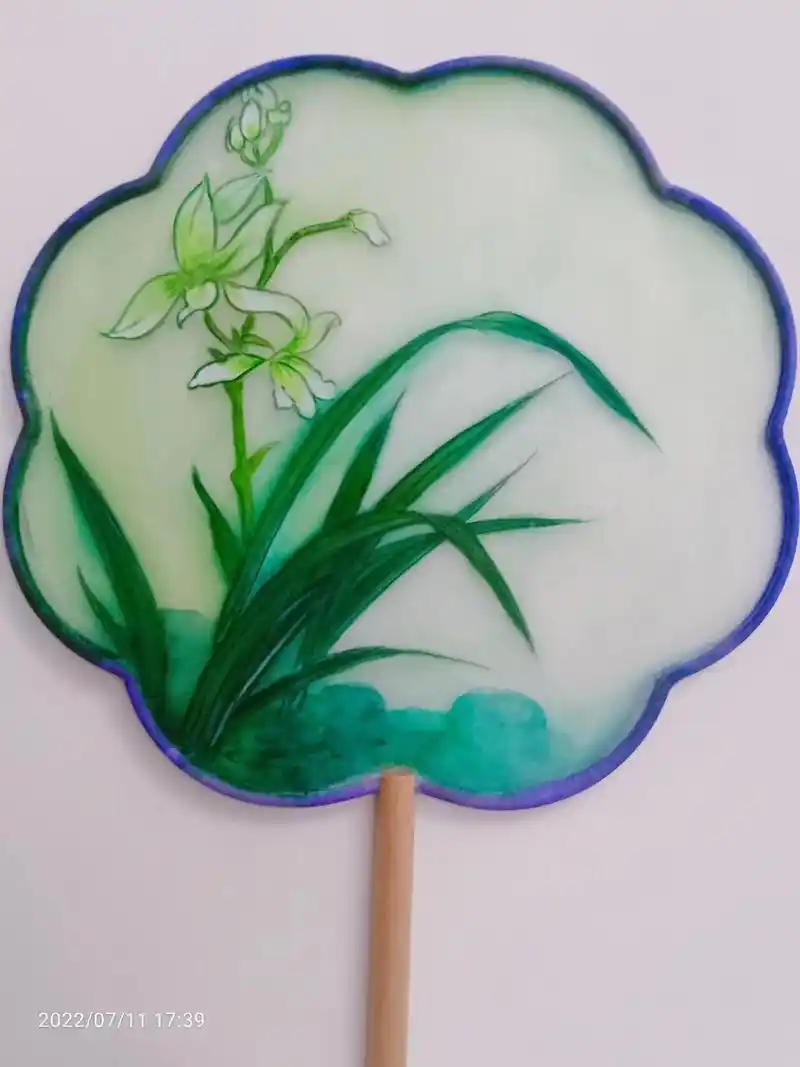 古风手绘 #古风扇子 #一起学画画 又画了一把团扇,兰花图 - 抖音
