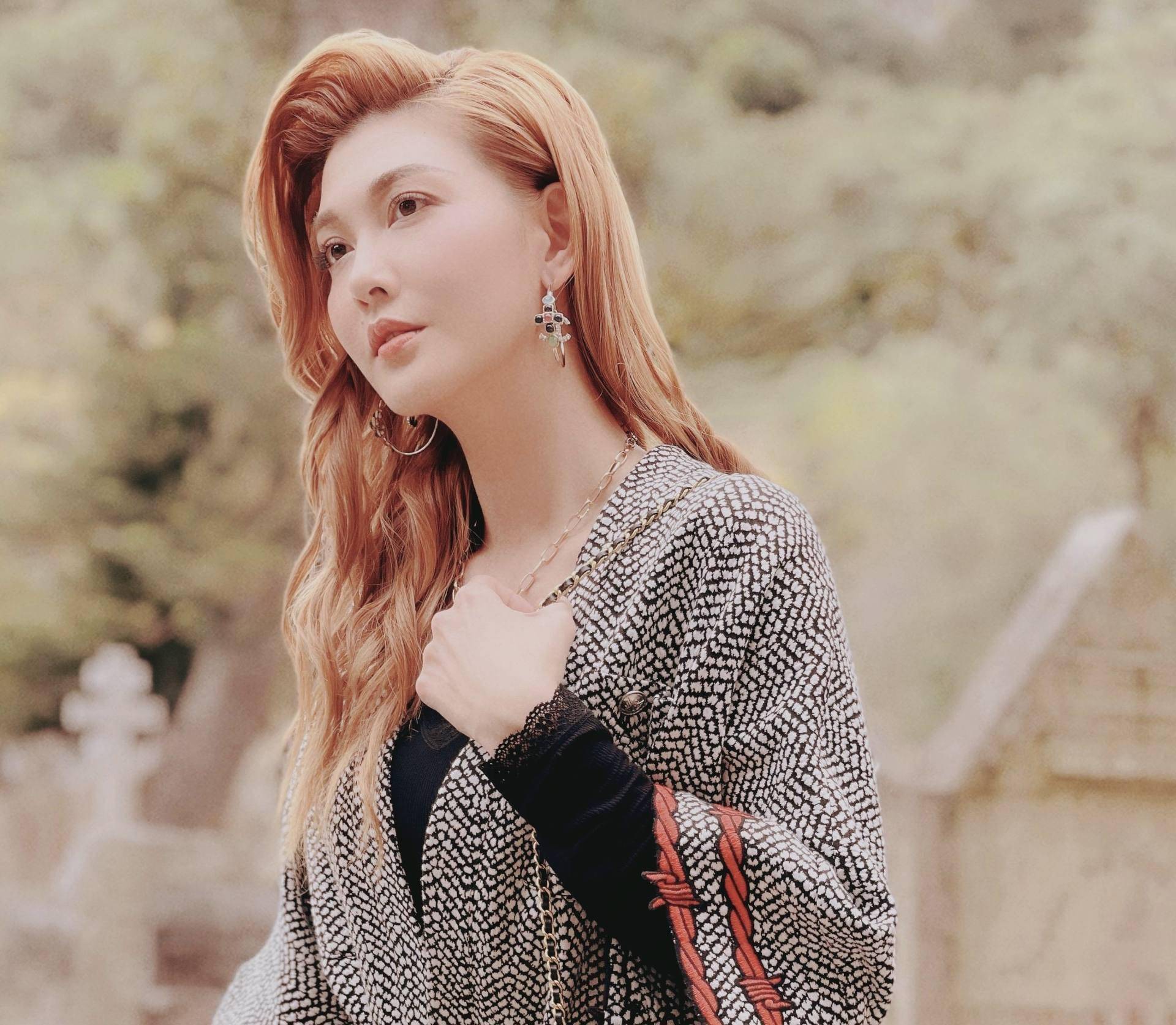 37岁李彩桦陷整容疑云被指苹果肌太发达晒童年照力证清白