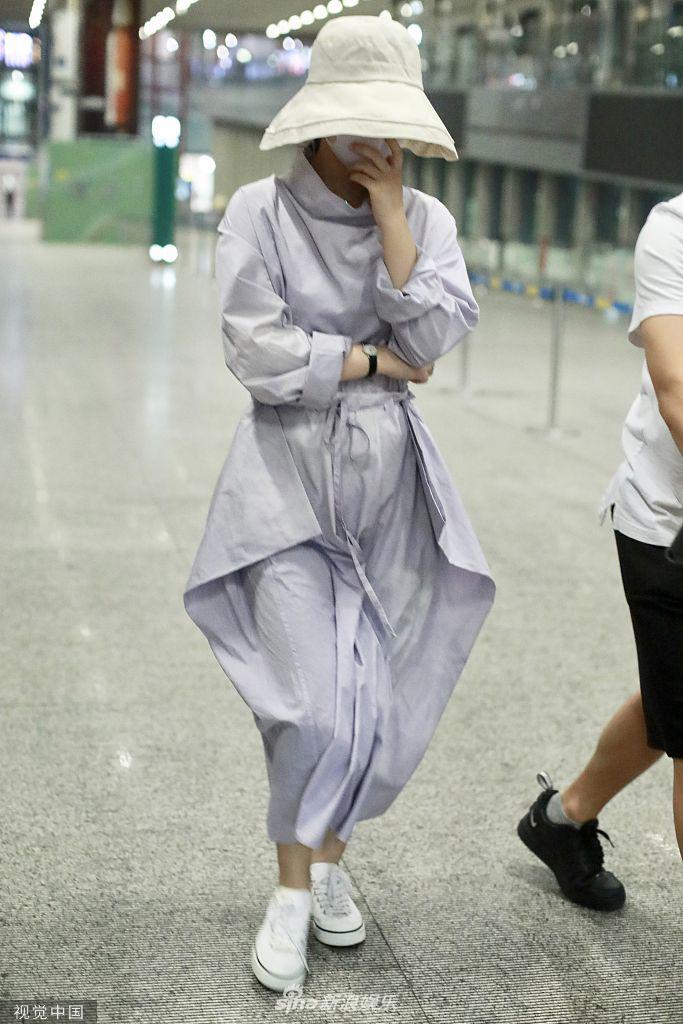 赵丽颖产后现身机场包裹严实 独自推行李见镜头捂脸娇羞