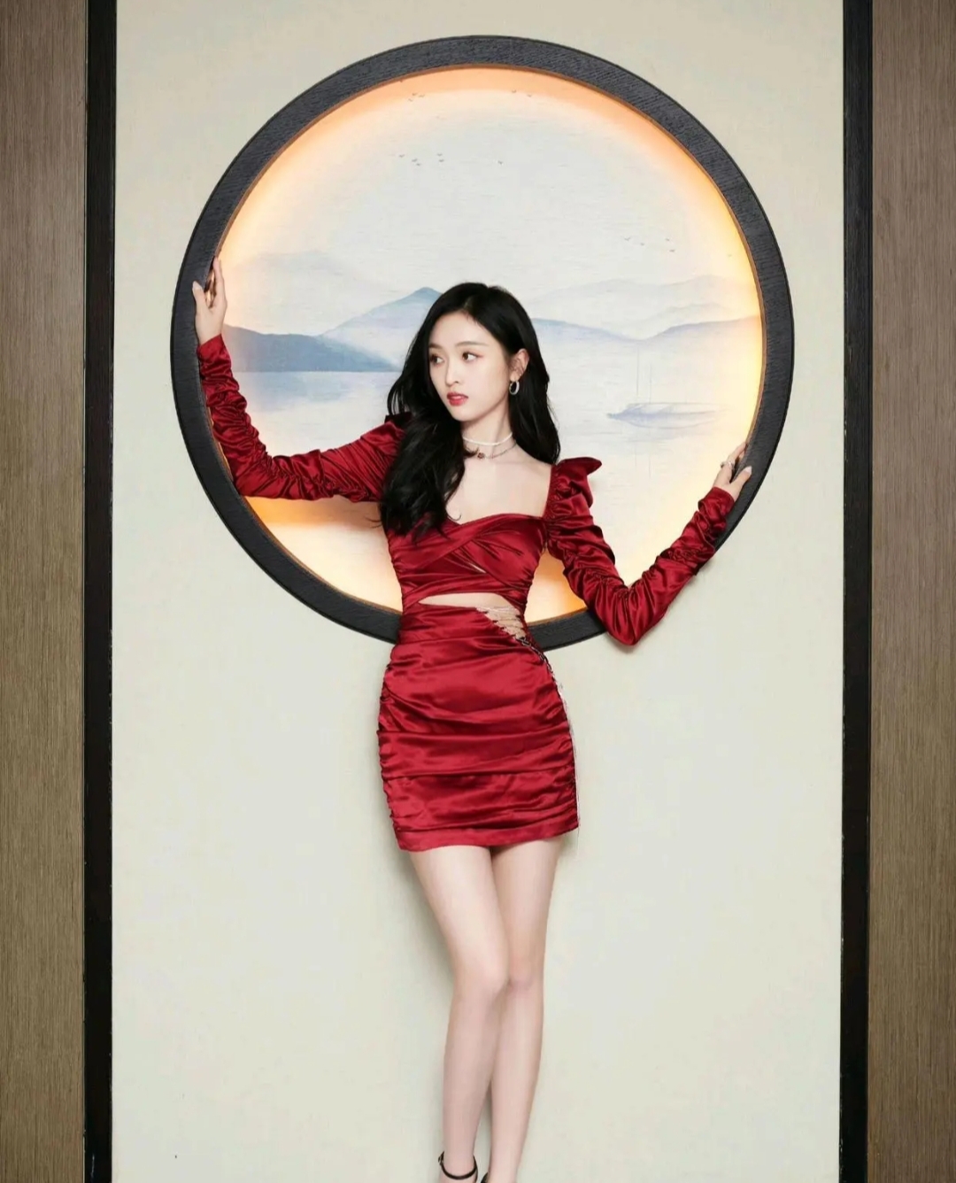 吴宣仪一袭红裙,秀美腿!