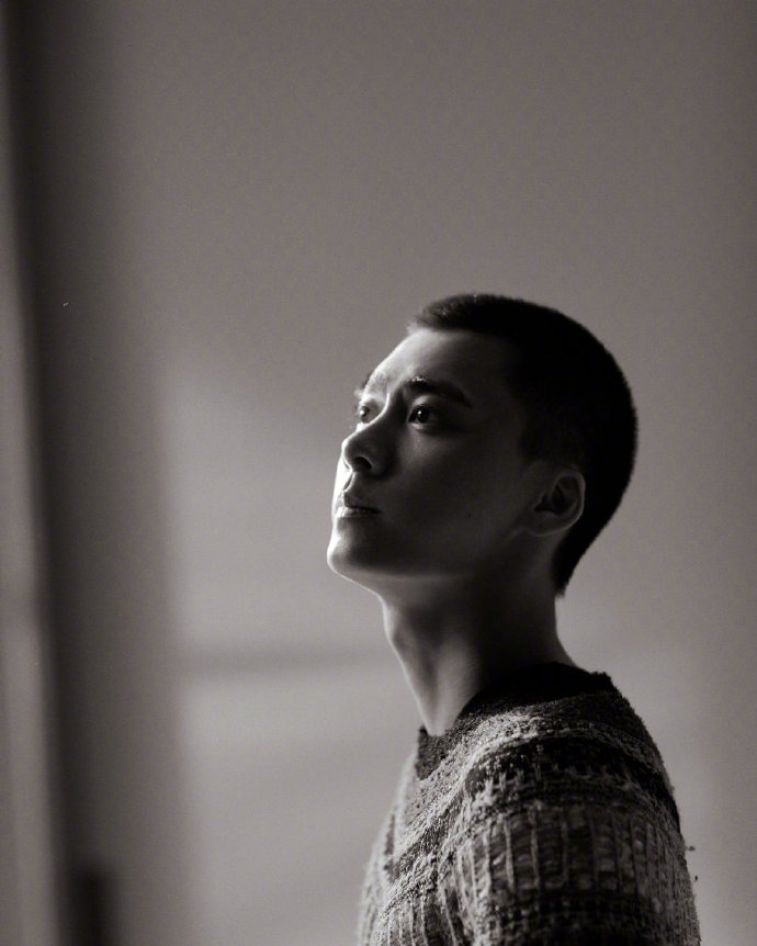 李易峰寸头毛线造型曝光眉宇温柔帅气逼人