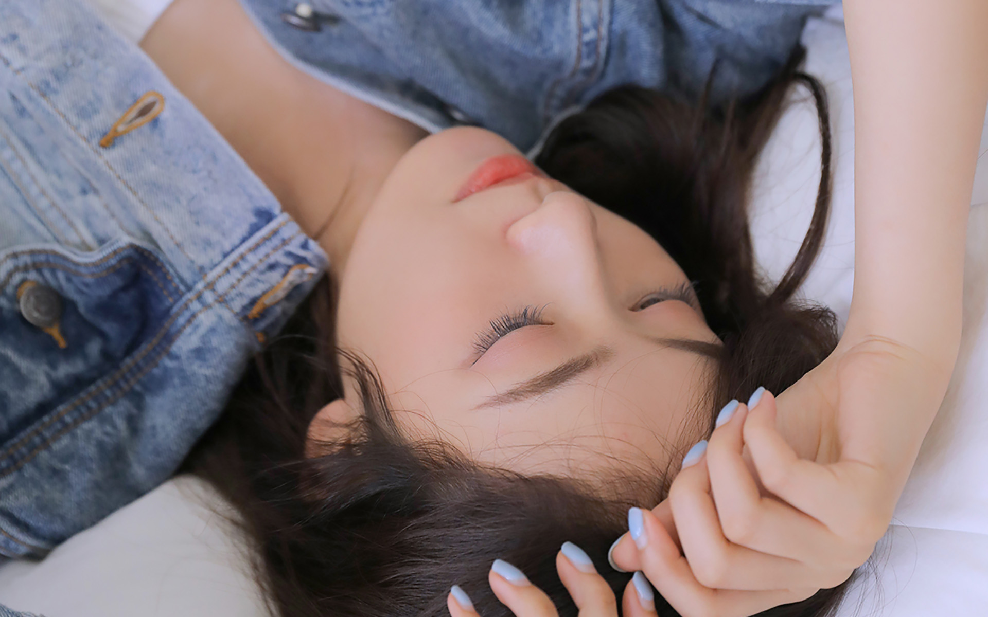 白嫩高颜值美女图片桌面电脑壁纸