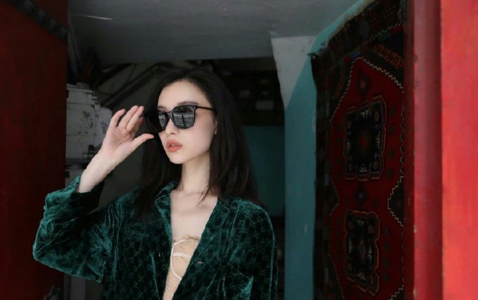 倪妮分享生活随拍##倪妮墨绿色套装造型