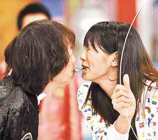 许冠英"老牛吃嫩草" 官恩娜很痛苦(图)