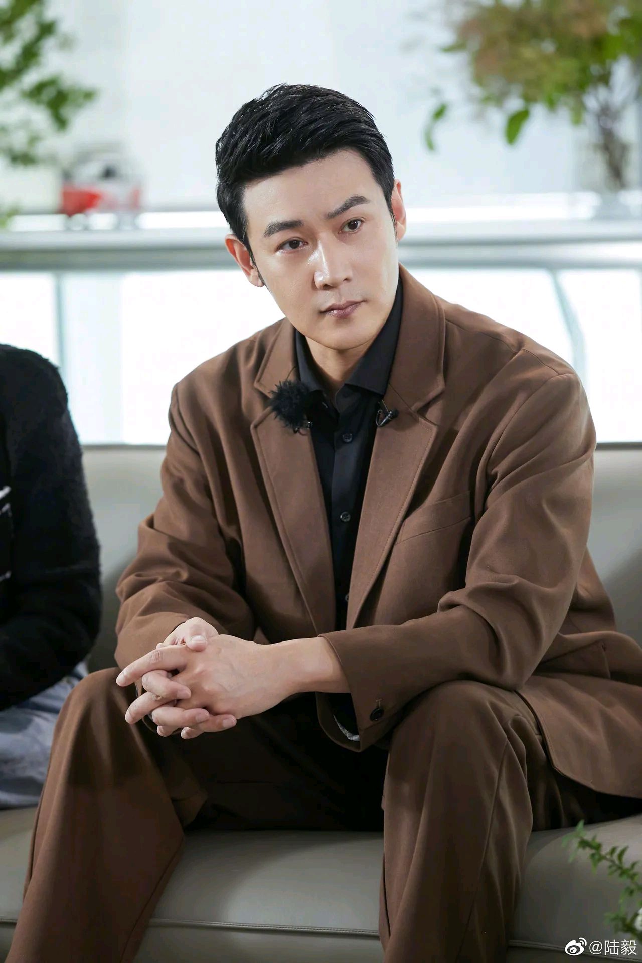 陆毅icon在社交平台晒出一组照片,照片中和妻子鲍蕾icon一起录制节目