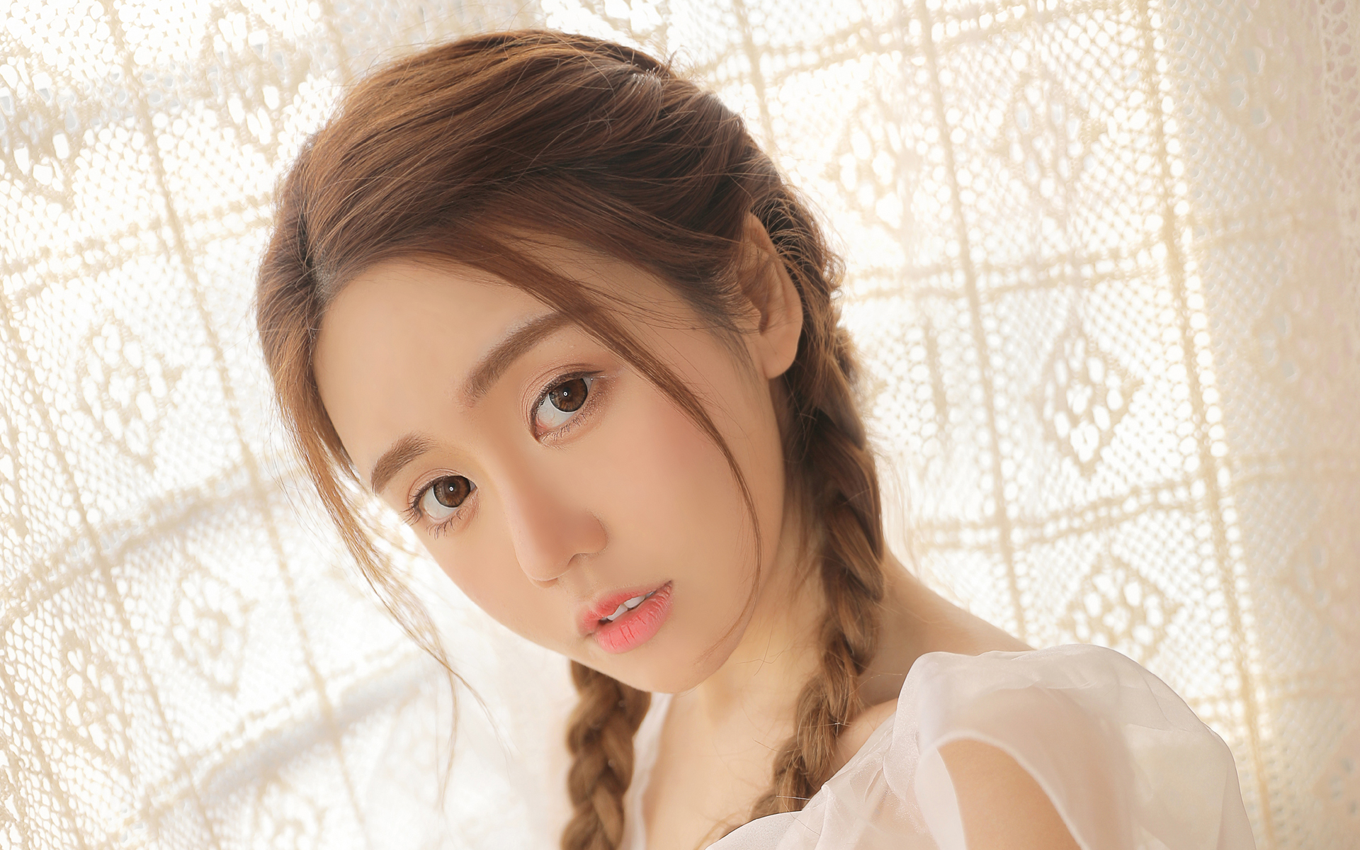 可爱马尾辫女生图片高清桌面壁纸