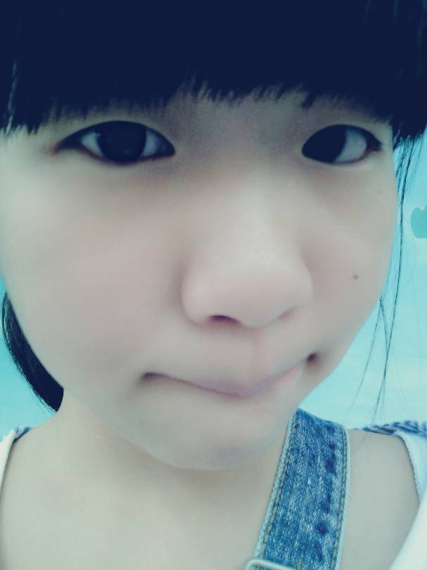 我是六年级小学生的啦……不要看我自己照的萌萌哒,其实平常