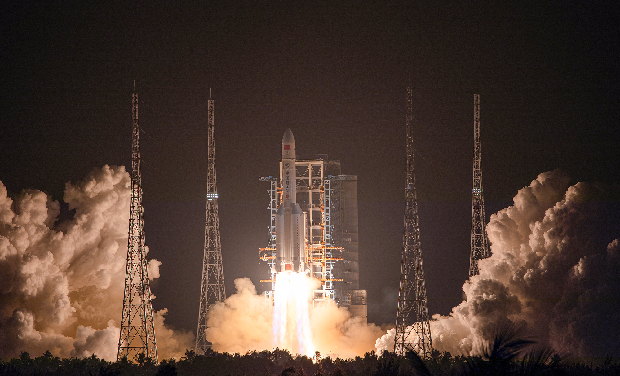 好几百吨的火箭,发射前矗立在平台上,为啥它不会倒呢