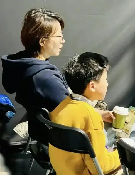 董卿消失7年生二胎办酒席?现状曝光,打扮朴素低调