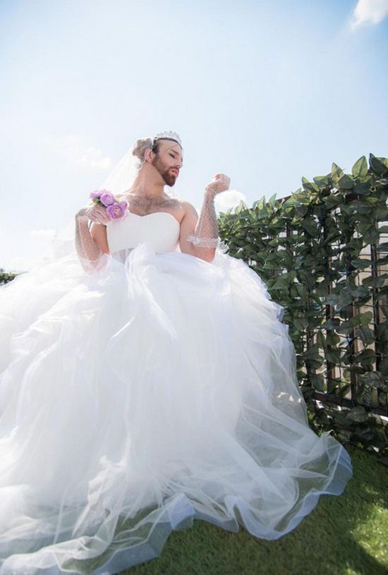 重口味满脸胡子胸毛侧漏的男人穿婚纱是什么样子