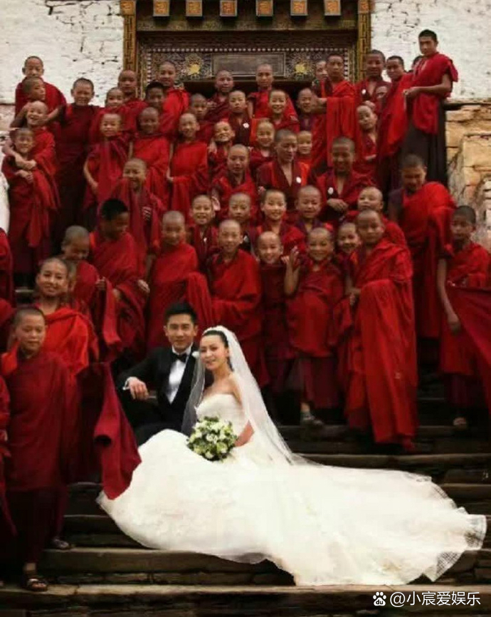 梁朝伟和刘嘉玲的结婚照内娱应该无人超越吧,这个场面看着就好盛大