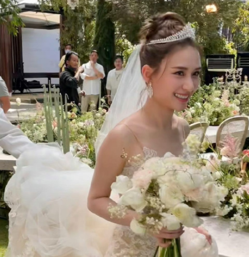 何超莲这次婚礼花费5千万,徐子淇嫁给李家诚之时,婚礼花了7个亿