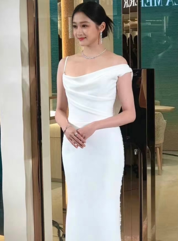 关晓彤怀孕传闻升级!不仅身材发胖,还刻意遮肚