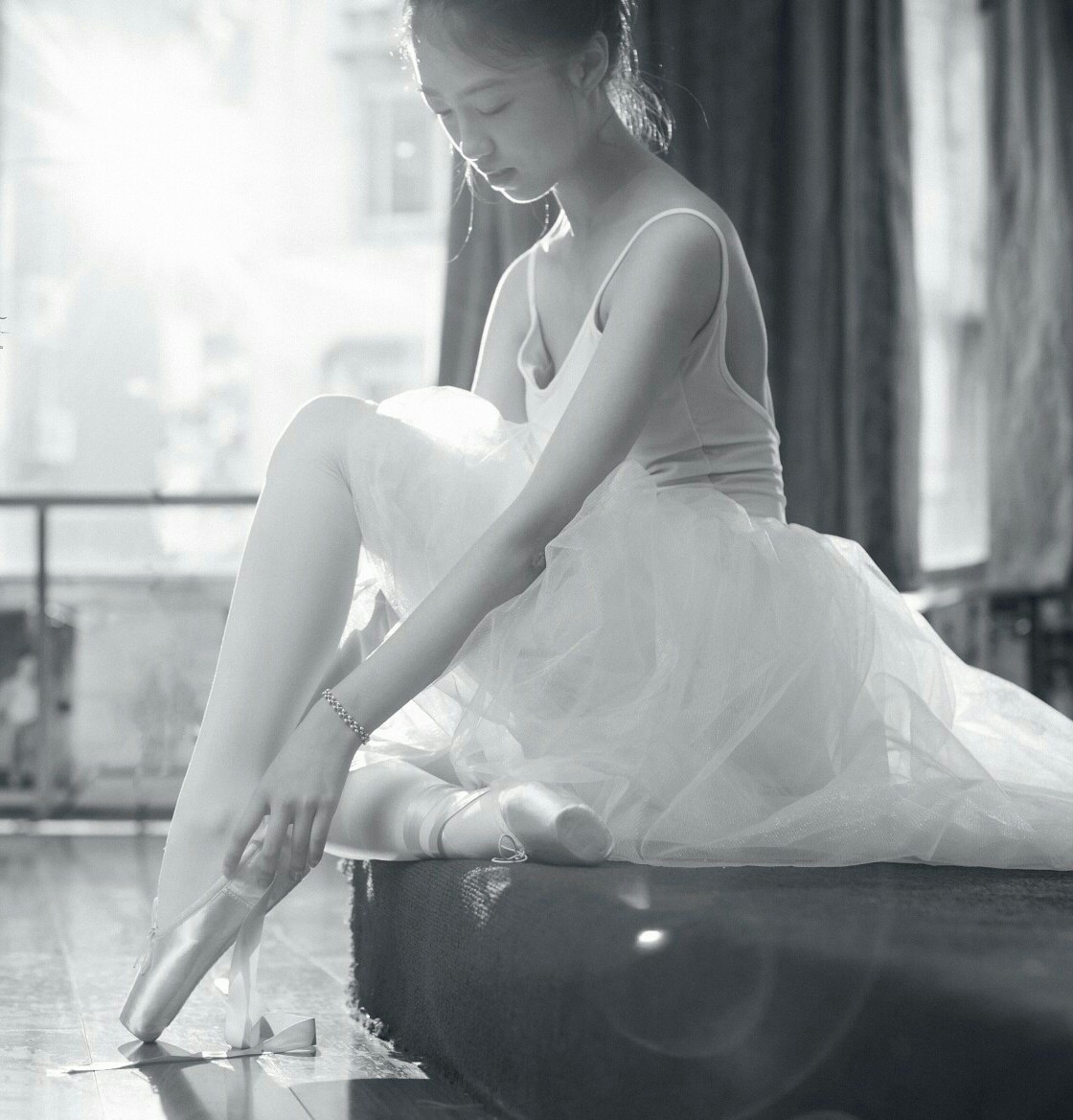 芭蕾 纱裙 女头 逆光 意境 黑白 壁纸