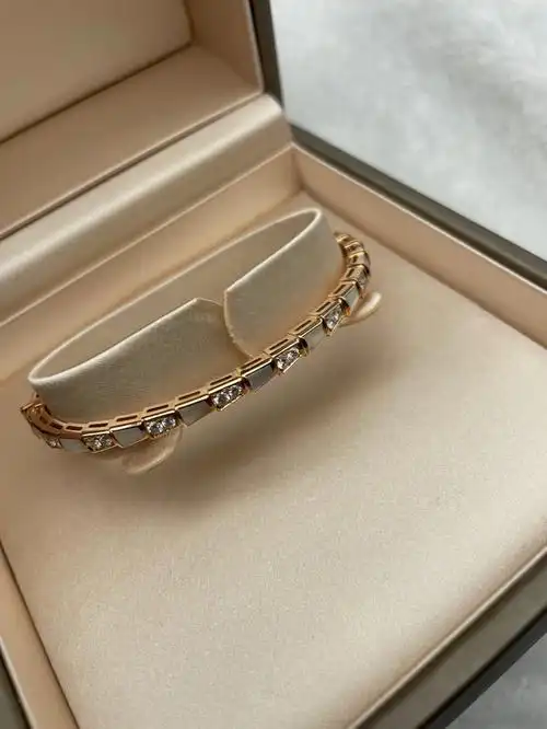 超级美的钻石贝母镯面,贵气十足,优雅自然,专柜售价119000#宝格丽手镯