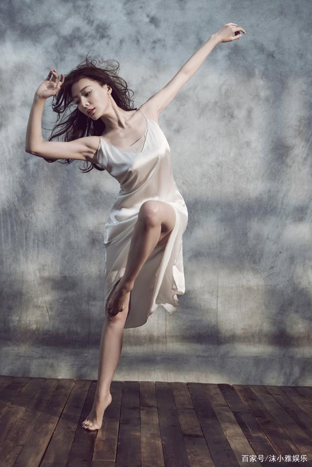 陈数演身穿白色吊带睡衣好身材尽收眼底.妩媚动人风情万种