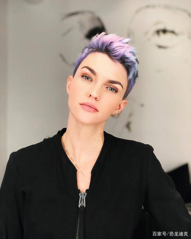 《蝙蝠女侠》扮演者:鲁比·洛斯,比男人还帅的女人