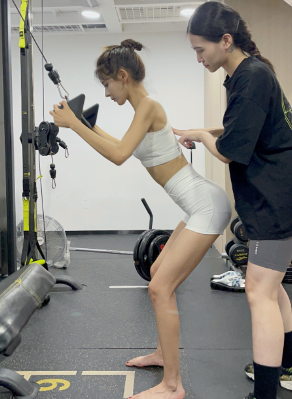 了三十岁的女明星,想要保持这样的完美身材,只有一条路可走:保持健身!