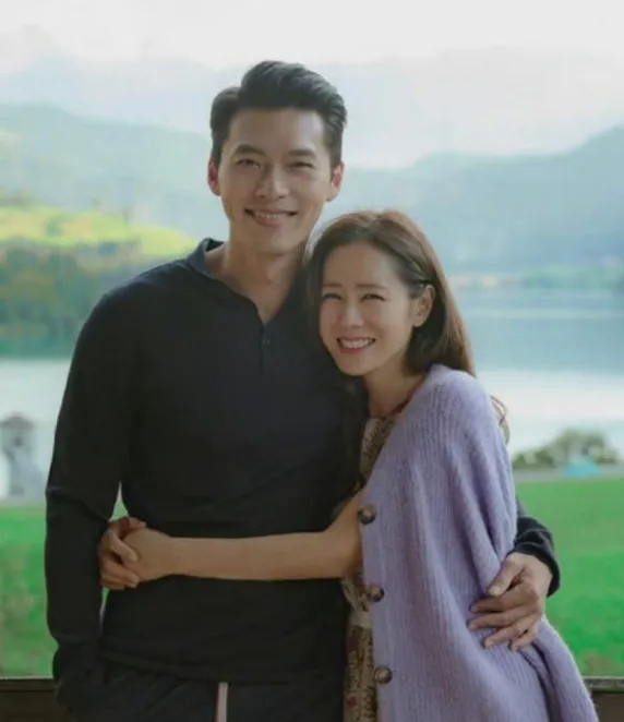 玄彬孙艺珍出演眼泪女王#之前金秀贤在ins分享了两张婚礼花絮照片不