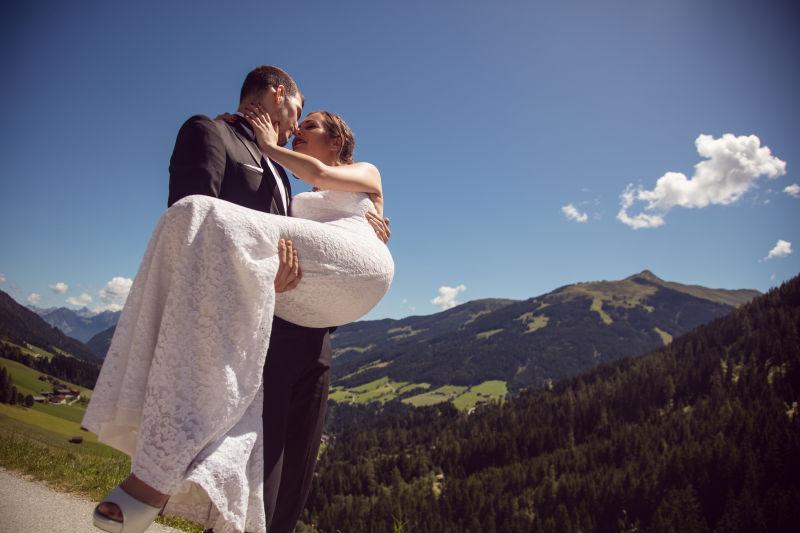 结婚的新婚夫妇图片-接吻的新郎和新娘素材-高清图片-摄影照片-寻图