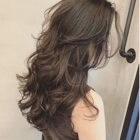 长发今年流行造型烫不老气又浪漫时尚