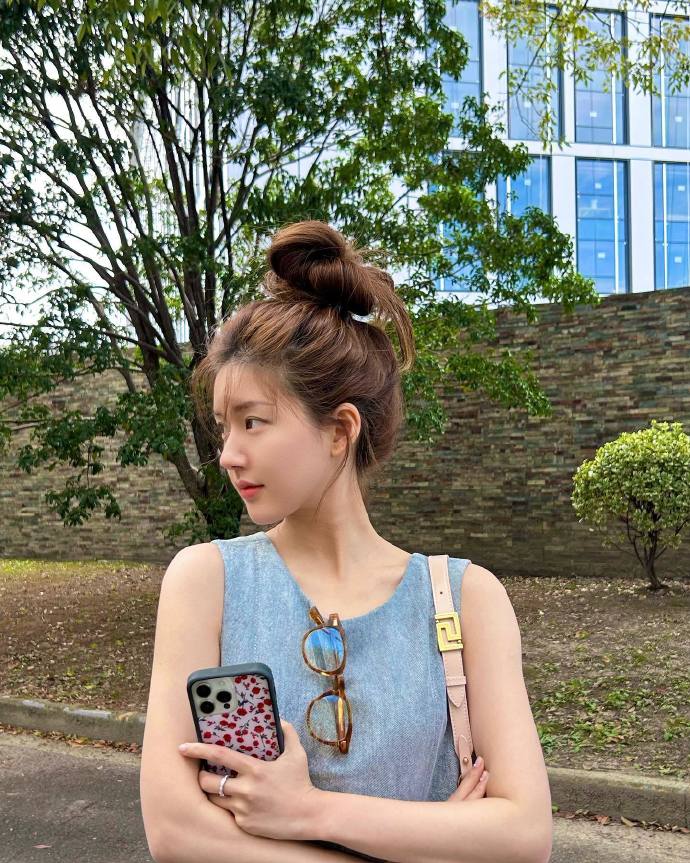 赵露思25岁一露生花#ins更新97新鮮的炸丸子头露露#赵露思公主仿妆