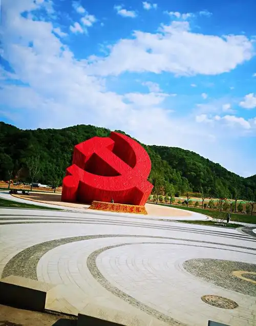 踏入这块土地,首先映入我们眼帘的是"南泥湾学院"红色标识,使人激动